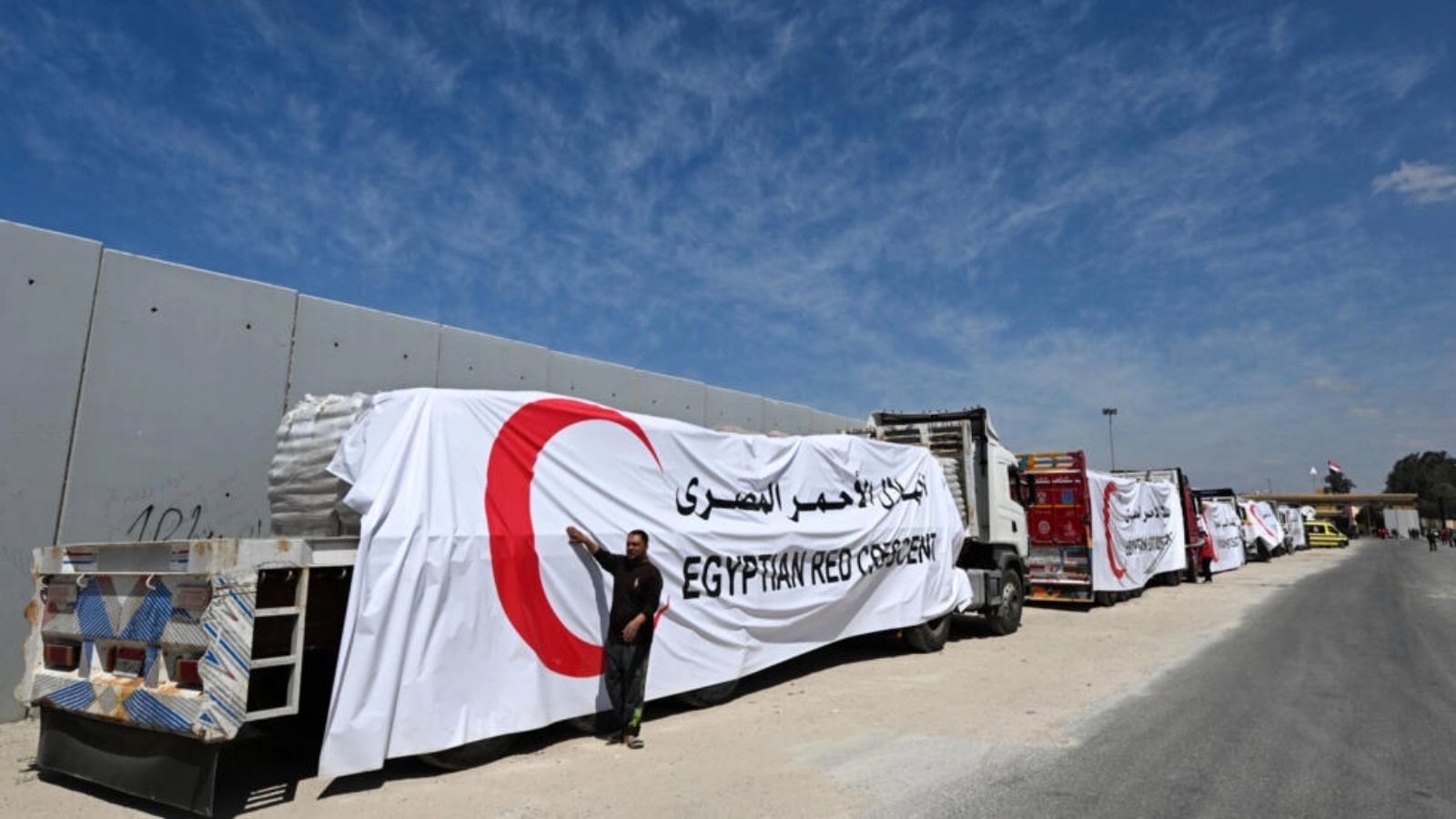 شاحنات الهلال الأحمر المحملة بالمساعدات على الجانب المصري من معبر رفح الحدودي، 23 مارس (آذار) 2024