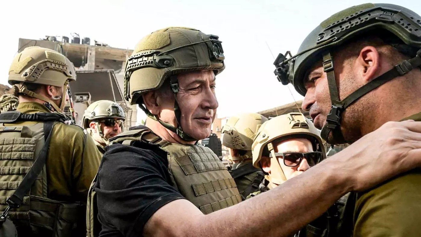 رئيس الوزراء الإسرائيلي بنيامين نتنياهو يلتقي بجنود في مكان غير معلوم بغزة في 26 تشرين الثاني/نوفمبر 2023