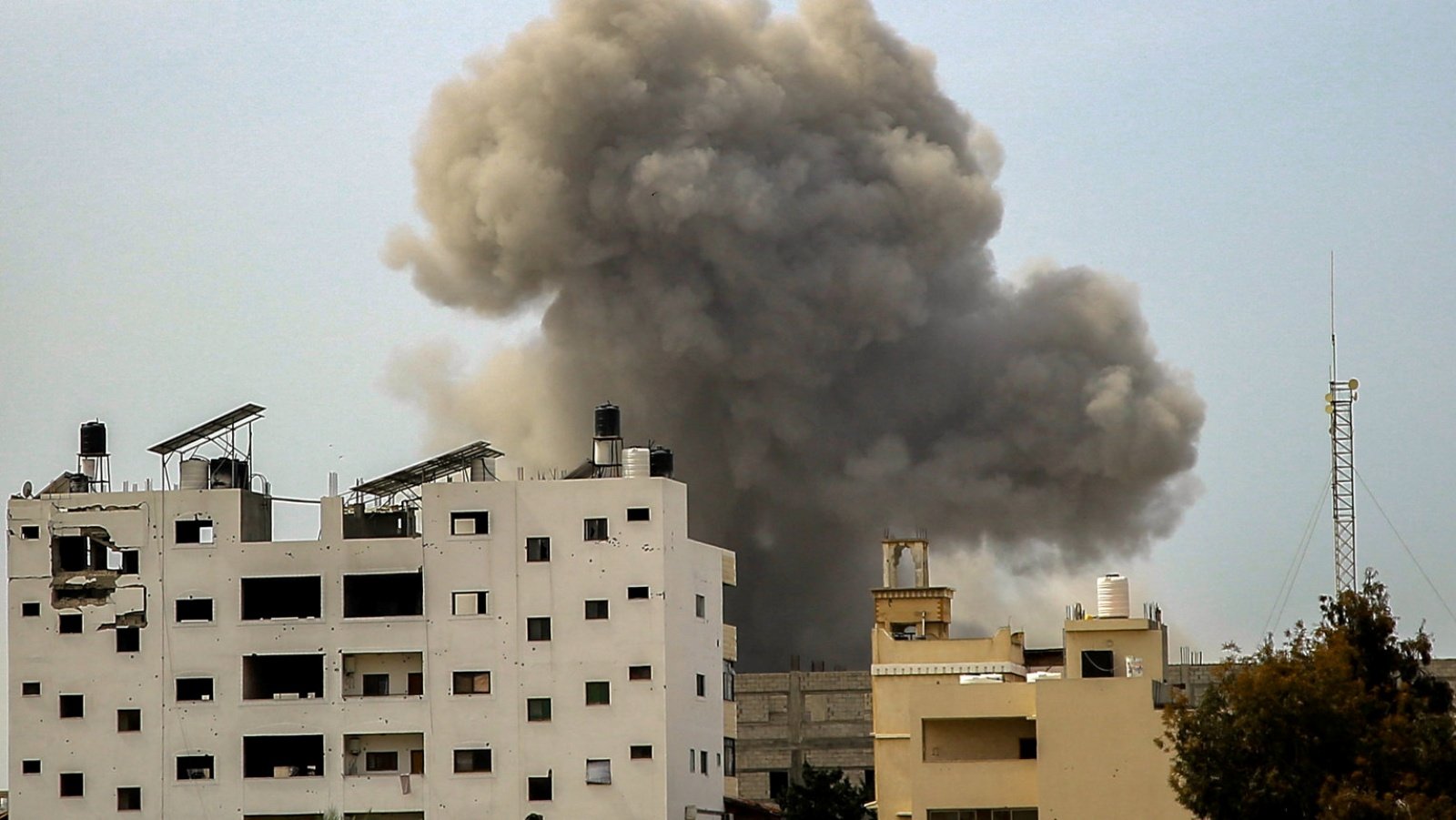 دخان يتصاعد خلال القصف الإسرائيلي على غزة