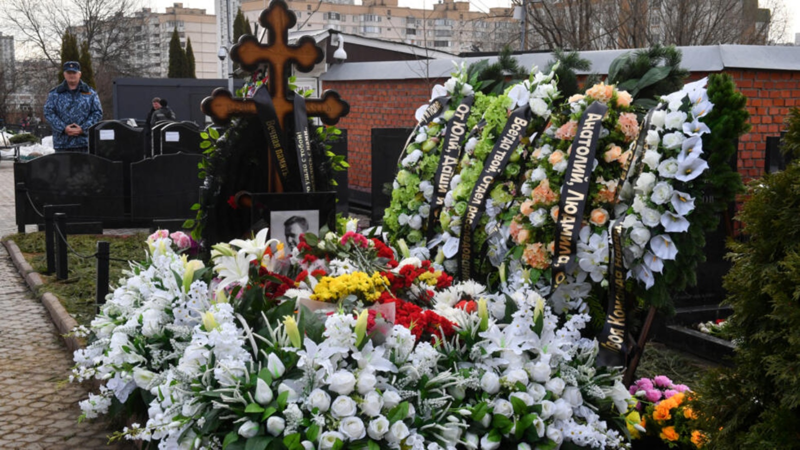 أكاليل الورد تغطّي قبر أليكسي نافالني في مقبرة بوريسوفو في موسكو في 26 آذار (مارس) 2024 بمناسبة الذكرى الأربعين لوفاته 