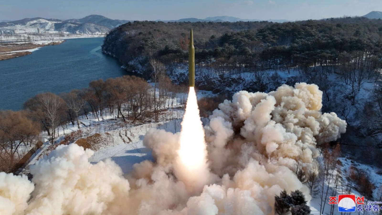 صورة وزّعتها وكالة الأنباء الكورية الشمالية في 15 كانون الثاني (يناير) 2024 لتجربة صاروخ باليستي تمّ إجراؤها في مكان غير محدّد في كوريا الشمالية 