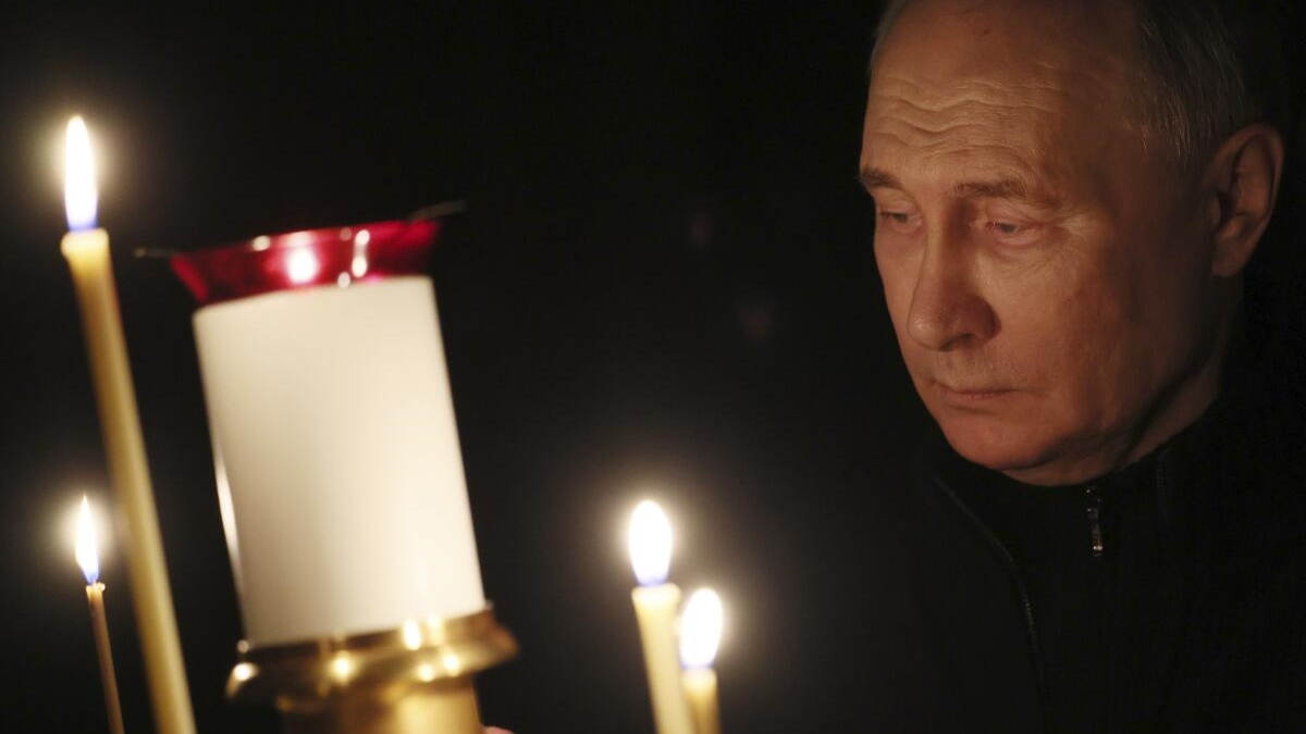 بوتين يضيء شمعة حدادا على أرواح ضحايا هجوم كروكوس