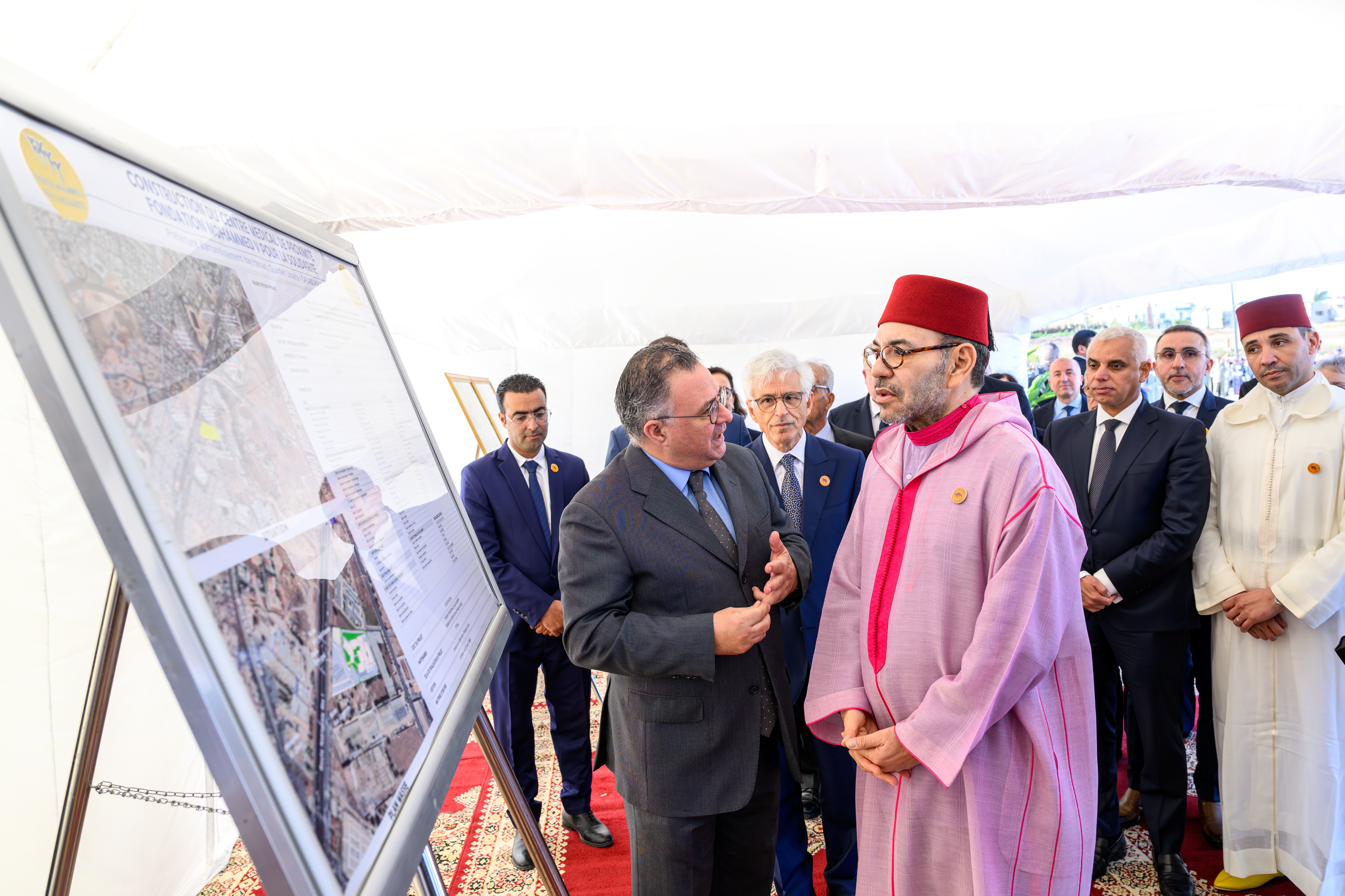 الملك محمد السادس لدى وضعه الحجر الاساس في الدار البيضاء على وضع الحجر الأساس لـ