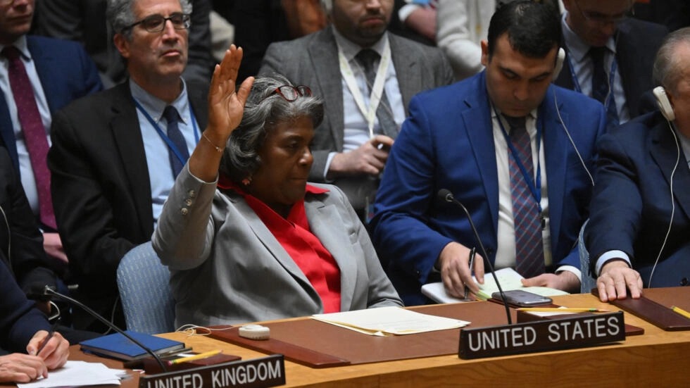 السفيرة الأميركية في الأمم المتّحدة ليندا توماس-غرينفيلد تمتنع عن التصويت على قرار يدعو لوقف فوري لإطلاق النار في قطاع غزة وذلك خلال جلسة لمجلس الأمن في نيويورك في 25 آذار/مارس 2024