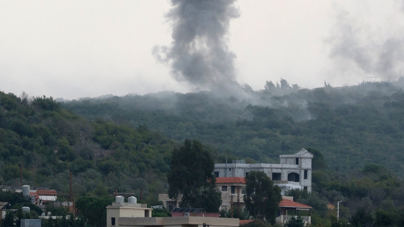 دخان يتصاعد خلال القصف الإسرائيلي على جنوب لبنان