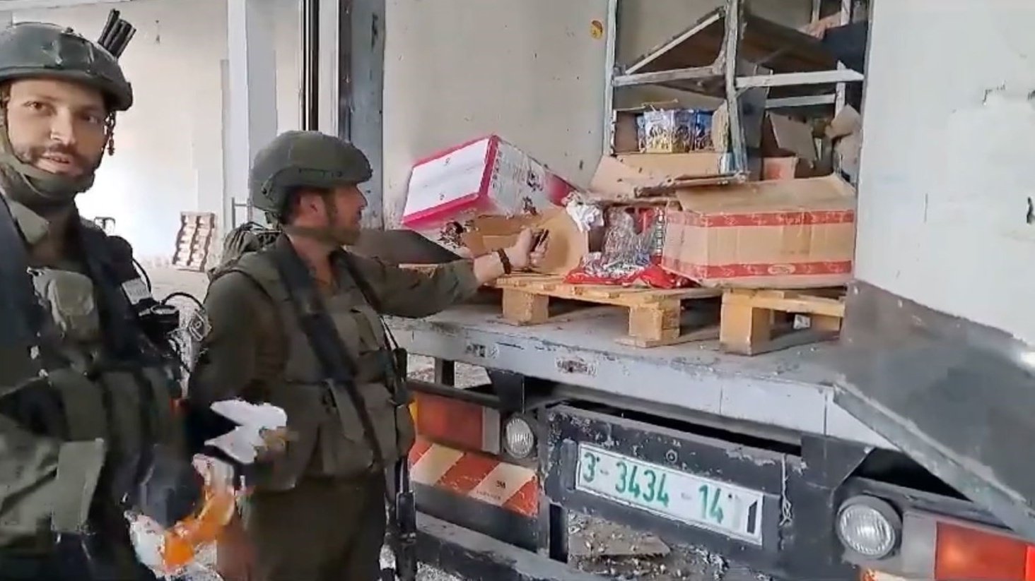 جنود الجيش الاسرائيلي يعبثون بمحتويات منزل في غزة