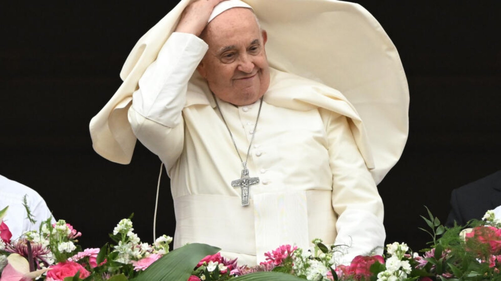البابا فرنسيس يلقي كلمته بمناسبة عيد الفصح من شرفة كاتدرائية القديس بطرس في الفاتيكان في 31 آذار (مارس) 
