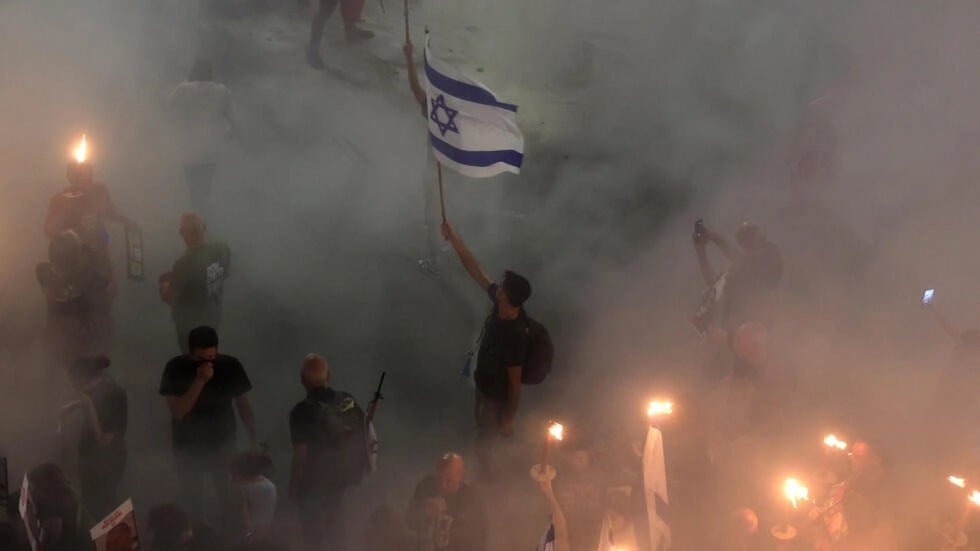 متظاهرون خلال تجمع لأقارب الرهائن الإسرائيليين المحتجزين في غزة منذ هجمات 7 تشرين الأول/أكتوبر أمام وزارة الدفاع في مدينة تل أبيب في 30 آذار/مارس 2024