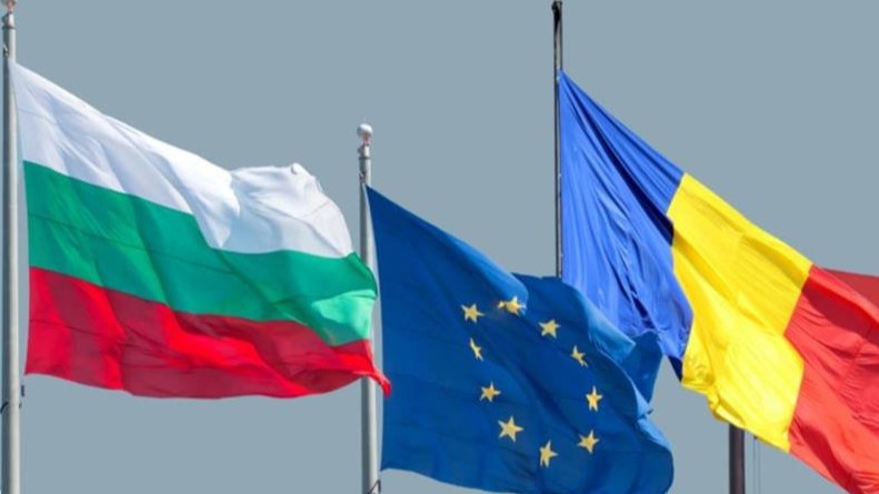 علما بلغاريا ورومانيا وبيهما علم الاتحاد الأوروبي