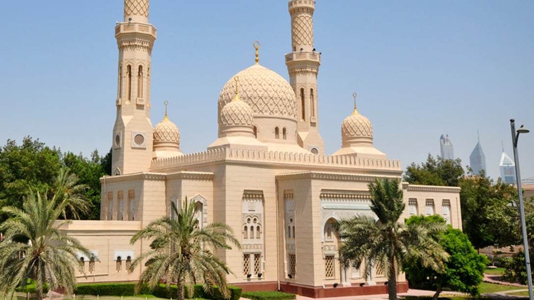 منح الإقامة الذهبية لأئمة المساجد في دبي 