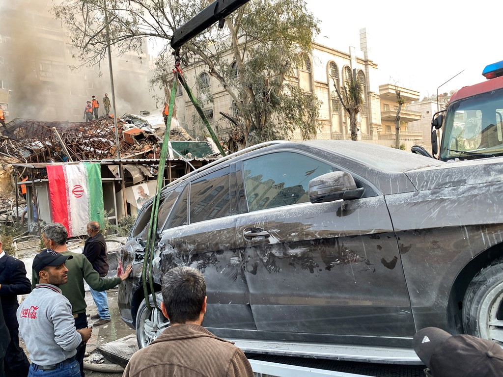 جانب من تفجير القنصلية الإيرانية في دمشق الاثنين 