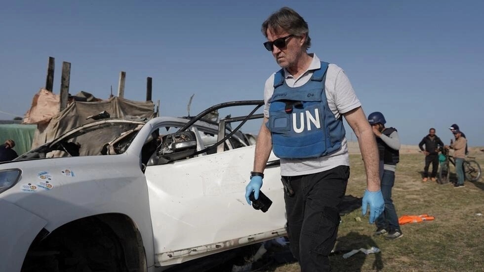 موظفو الأمم المتحدة يتفقدون هيكل سيارة تستخدمها منظمة الإغاثة العالمية وورلد سنترال كيتشن، تعرضت لضربة إسرائيلية في اليوم السابق في دير البلح في وسط قطاع غزة في 2 نيسان (أبريل)