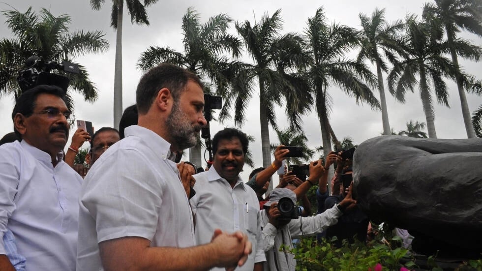 زعيم حزب المؤتمر الهندي راهول غاندي يصل إلى البرلمان في نيودلهي في 7 آب (أغسطس)