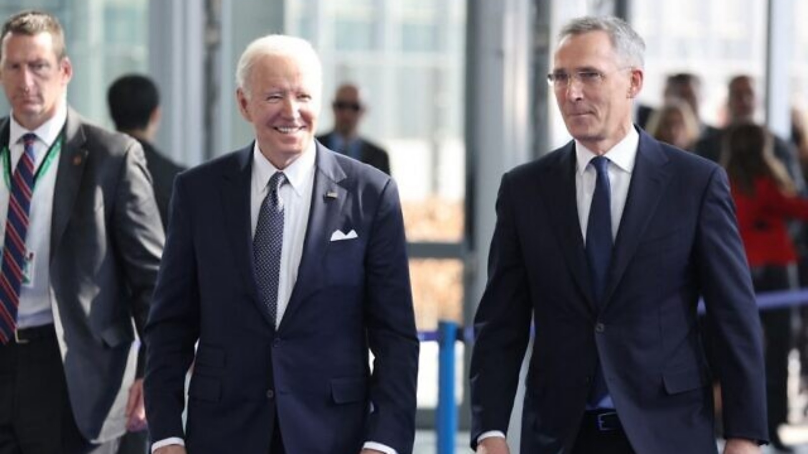 الرئيس الأمريكي جو بايدن (يسار) والأمين العام لحلف شمال الأطلسي ينس ستولتنبرغ (يمين) يصلان قبل قمة الناتو الاستثنائية في مقر الناتو في بروكسل في 24 آذار (مارس) 2022