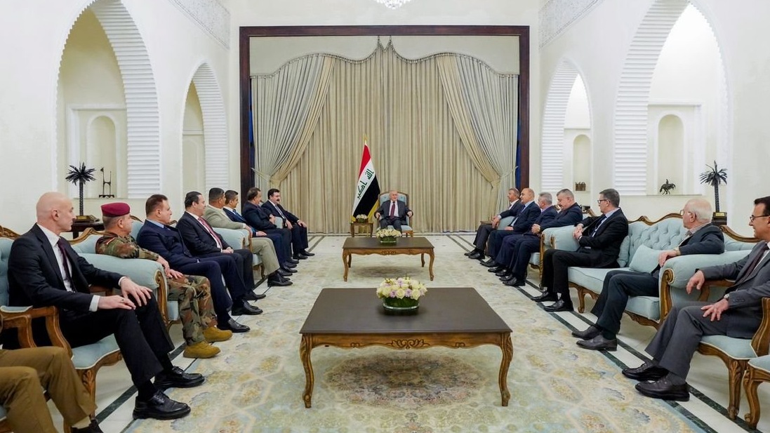 الرئيس العراقي خلال لقائه بعدد من المسؤولين العراقيين في قصر السلام ببغداد