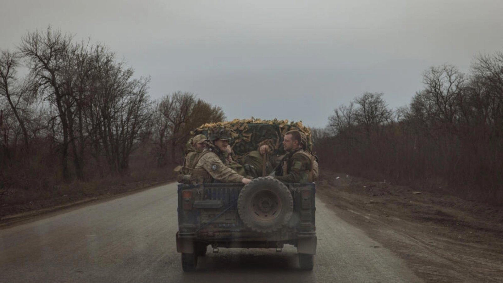عسكريون أوكرانيون على متن عربتهم قرب بلدة تشاسيف يار في منطقة دونيتسك في الثاني من نيسان (أبريل) 2024