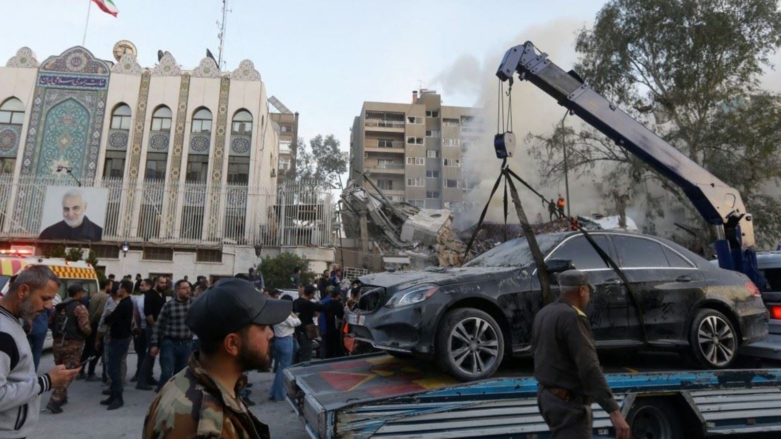 عمليات رفع الأنقاض في محيط مبنى القنصلية الإيرانية في دمشق