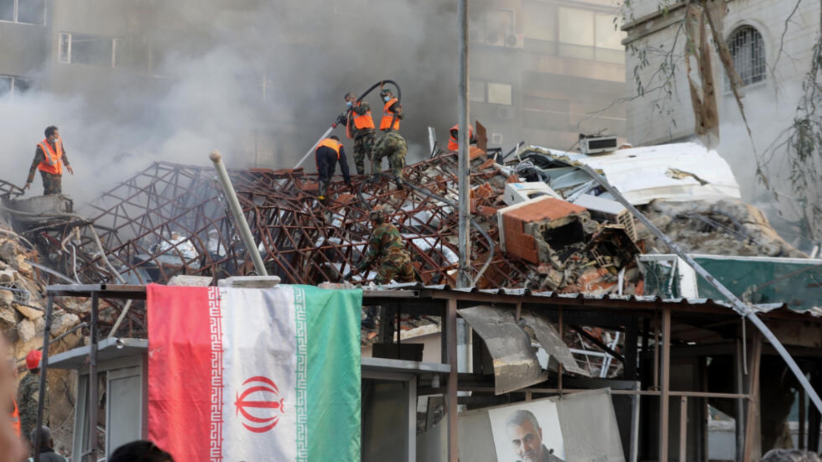 أثناء إخماد النيران بعد القصف الذي استهدف مبنى القنصلية الإيرانية في دمشق في الأول من نيسان (أبريل) 2024 