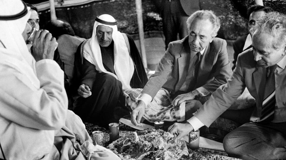 رئيس الوزراء الإسرائيلي شمعون بيريز يتناول الطعام لدى بدو النقب عام 1985