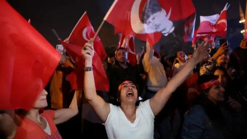 احتفل أنصار المعارضة في إسطنبول ومدن أخرى بالفوز في الانتخابات المحلية في تركيا.