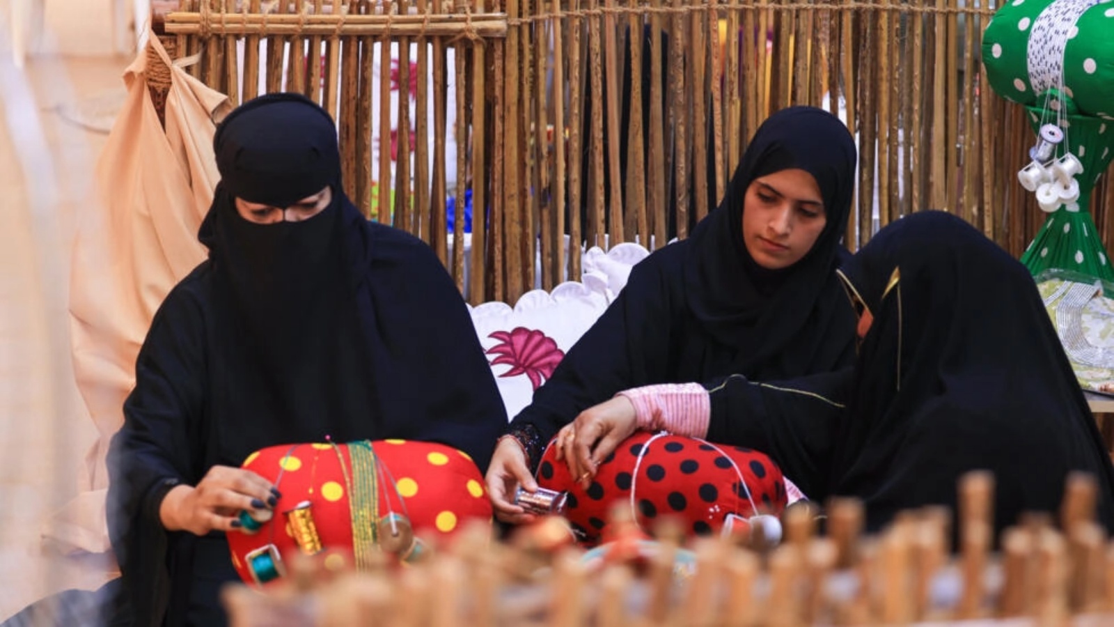 نساء إماراتيات ينسجن الخيوط بطريقة حرفة التلي خلال مهرجان تراثي سنوي في منطقة العين في إمارة أبوظبي في 10 تشرين الثاني (نوفمبر) 2023