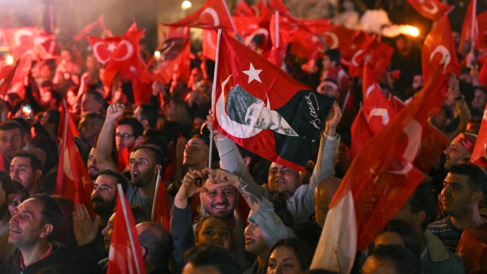 أنصار المعارضة من حزب الشعب الجمهوري يلوحون بالأعلام التركية، محتفلين بفوز مرشحيهم في الانتخابات البلدية في تركيا، إسطنبول في 31 آذار (مارس) 2024