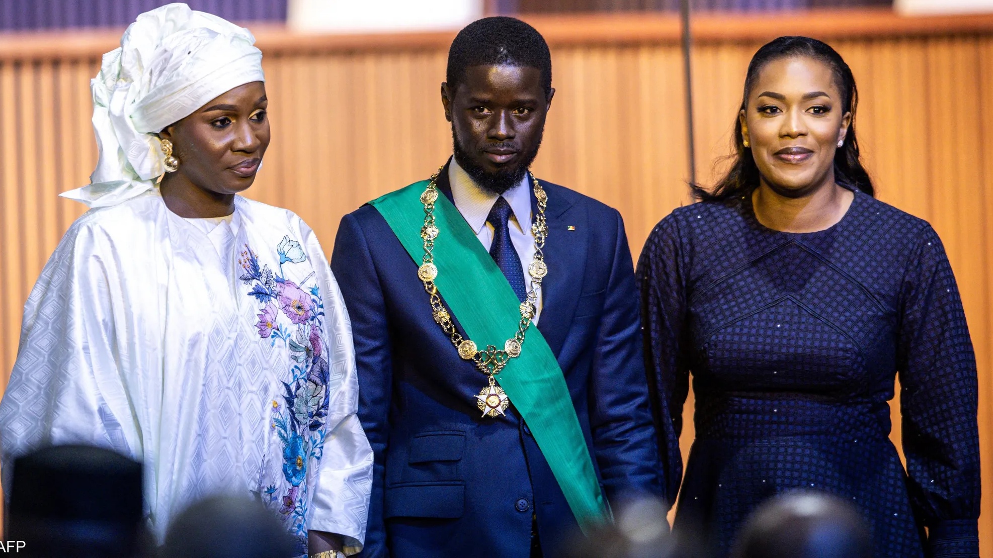 الرئيس السنغالي مع الزوجتين عبسة فاي و ماري خون فاي أثناء تأدية اليمين رئيساً للبلاد