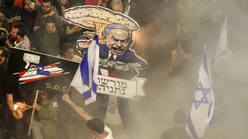 صورة كاريكاتورية لرئيس الوزراء الإسرائيلي بنيامين نتانياهو خلال تظاهرة أمام وزارة الدفاع في مدينة تل أبيب