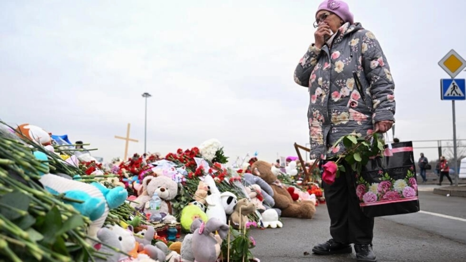 امرأة تقف عند نصب تذكاري مستحدث لضحايا هجوم موسكو في 29 آذار (مارس) 2024 