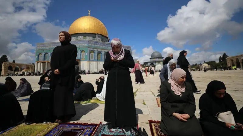 نساء يتجمعن عند قبة الصخرة بالمسجد الأقصى لأداء الصلاة