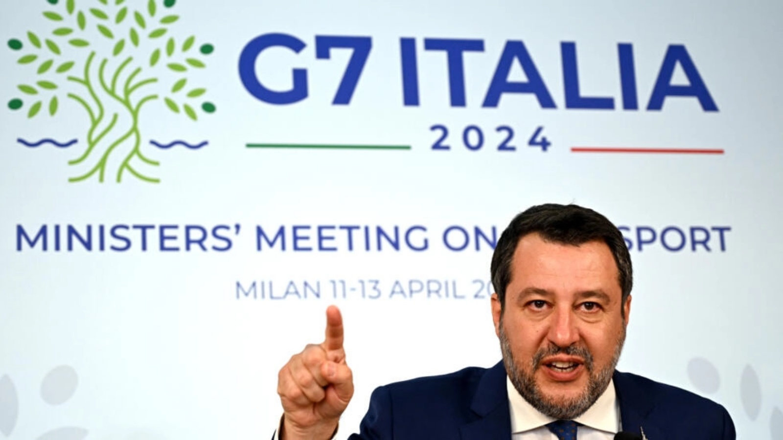 وزير النقل الإيطالي ماتيو سالفيني خلال مؤتمر صحافي عقب اجتماع وزراء نقل دول مجموعة السبع من الخميس إلى السبت 13 نيسان (أبريل) 2024 في ميلانو في شمال ايطاليا 