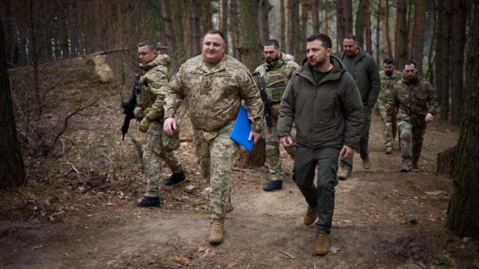 صورة منشورة من الخدمة الصحفية الرئاسية الأوكرانية تظهر زيلينسكي وهو يسير مع جنود أوكرانيين في منطقة سومي في 27 آذار (مارس) 2024. 