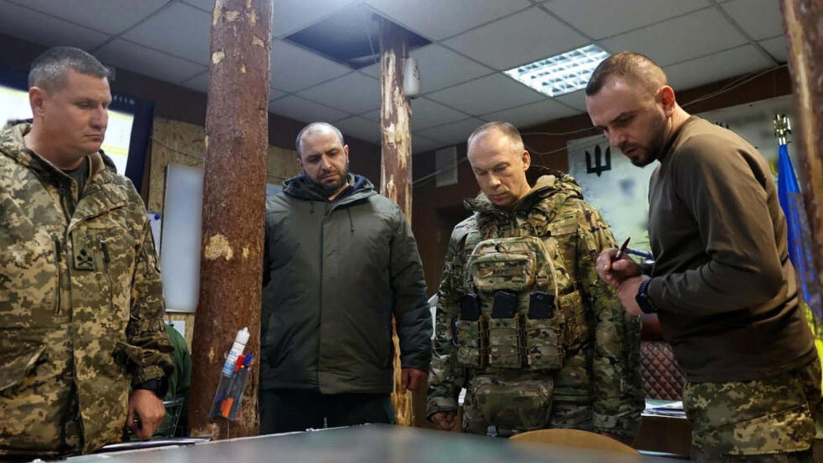 صورة وزعتها الخدمة الإعلامية للجيش الأوكراني لرئيس الأركان أولكسندر سيرسكي (الثاني إلى اليمين) خلال جولة له على الجبهة في الشرق الأوكراني في 25 شباط (فبراير) 2024 