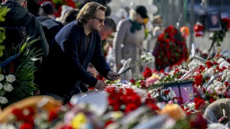 وضع أكاليل من الزهور على أرواح ضحايا هجوم كوركيس في روسيا