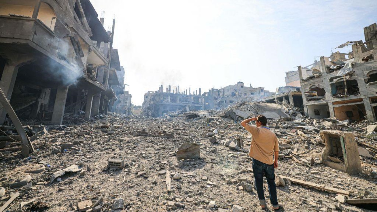 أحد سكان غزة ينظر إلى الدمار الذي لحق بمنطقة جباليا شمال القطاع في تشرين الأول (أكتوبر) 2023