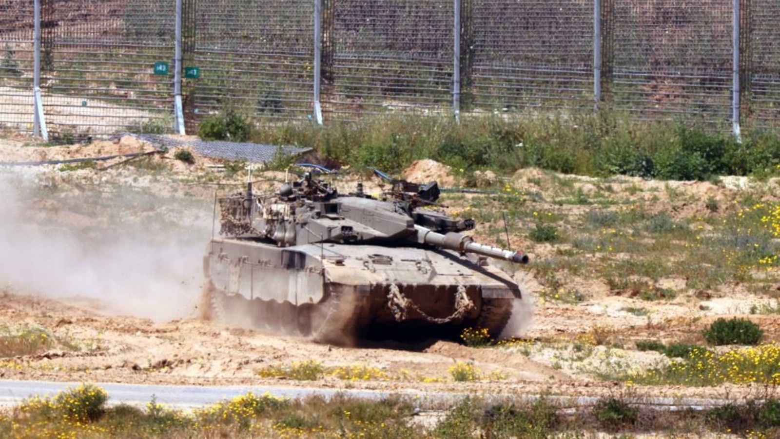 دبابة تابعة للجيش الإسرائيلي تتحرك في منطقة على الحدود مع قطاع غزة وجنوب إسرائيل. 4 نيسان (أبريل) 2024