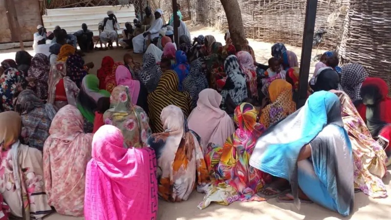 صورة لنازحين يجتمعون داخل معسكر سكلي بولاية جنوب دارفور، لمناقشة الوضع الانساني داخل المعسكر