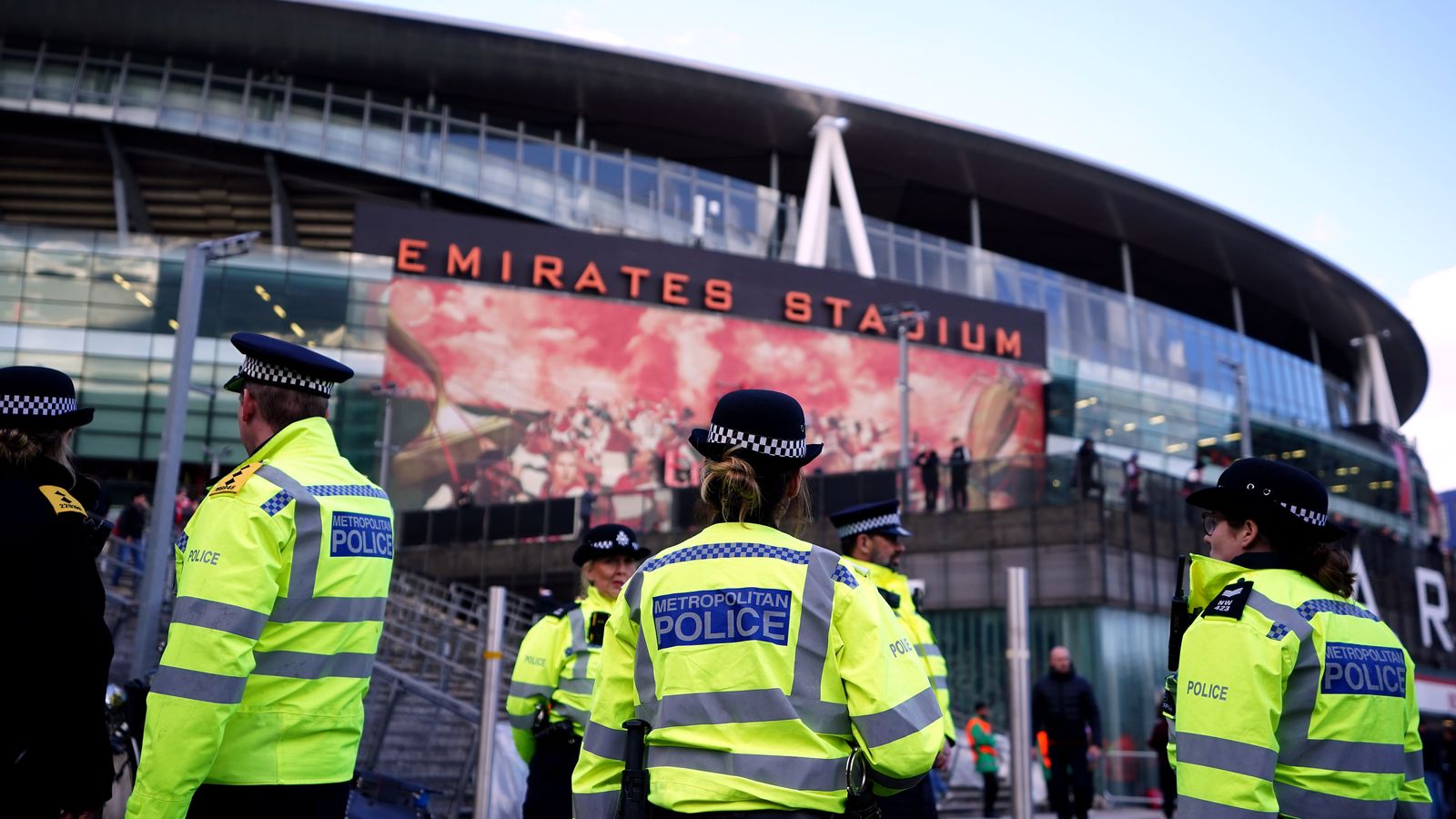 إجراءات أمنية في محيط ملعب الإمارات في لندن