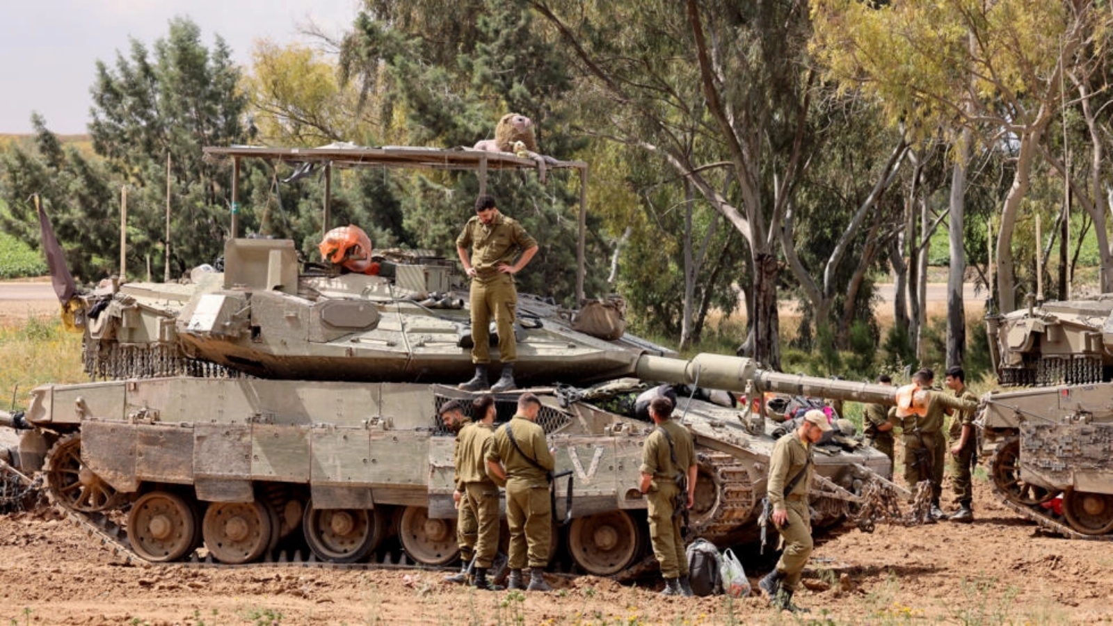 جنود إسرائيليون يتجمعون حول دبابات الجيش المتمركزة في منطقة على طول الحدود مع قطاع غزة في جنوب إسرائيل في 10 نيسان (أبريل) 2024