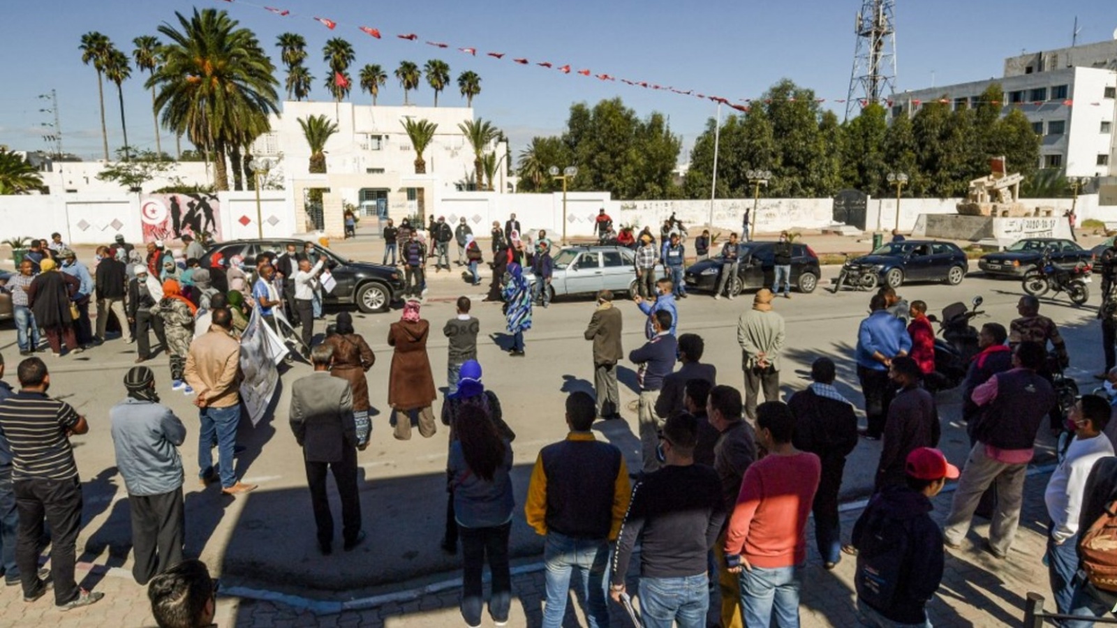 الحادثة تعيد إلى الأذهان إقدام محمد البوعزيزي على إضرام النار في نفسه في 2010 ليلقى حتفه ويشعل الثورة التونسية