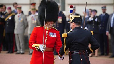 قائدا الحرسين الفرنسي والبريطاني يتصافحان في قصر باكنغهام 