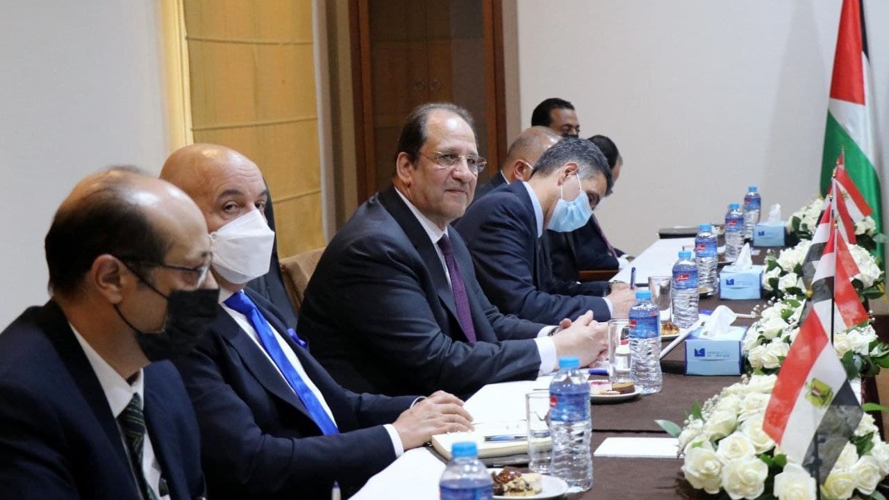 رئيس المخابرات المصرية عباس كامل في اجتماع سابق مع 
