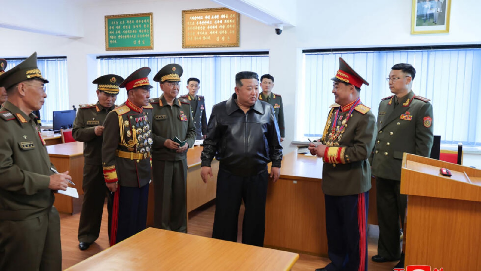 صورة نشرتها وكالة الانباء الكورية الشمالية ونقلتها وكالة الانباء الكورية الجنوبية في 11 نيسان (ابريل) للزعيم الكوري الشمالي كيم جونغ اون في زيارة للجامعة العسكرية والسياسية في غرب بيونغ يانغ 