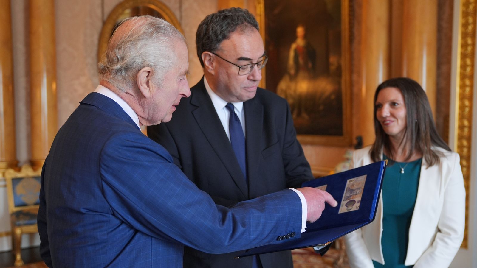 تشارلز الثالث يطلع على أوراق النقد الجديدة التي تحمل صورته مع حاكم بنك إنكلترا