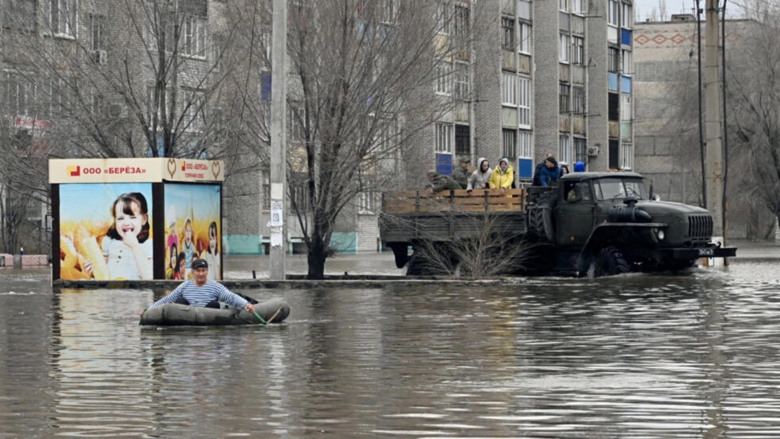 رجال الإنقاذ يقومون بإجلاء سكان من الجزء الذي غمرته الفيضانات من مدينة أورسك بمنطقة أورينبورغ الروسية في الطرف الجنوبي لجبال الأورال. صورة التقطت في 8 نيسان (أبريل) 2024