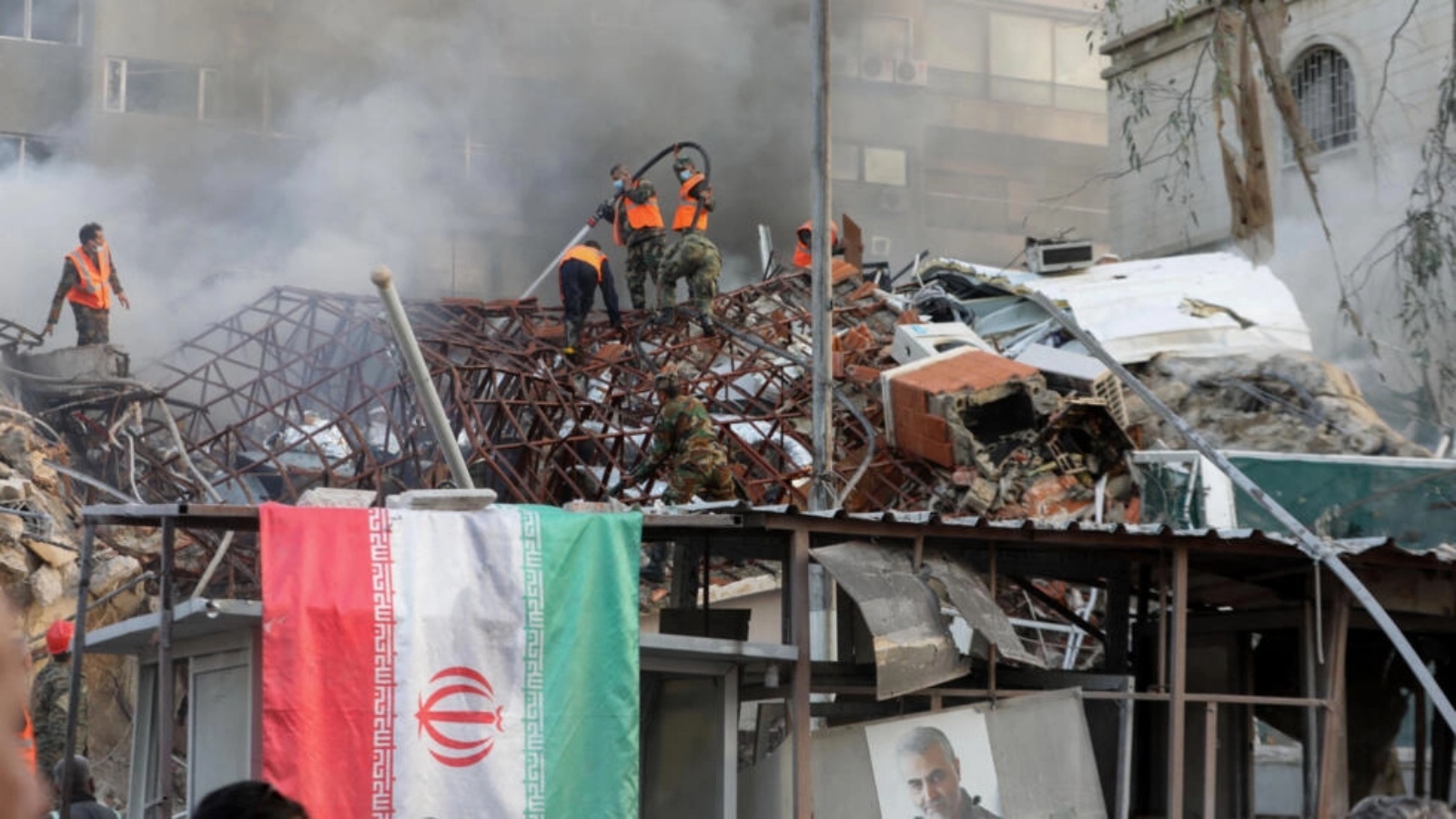 آثار هجوم تعرضت له القنصلية الإيرانية في دمشق 