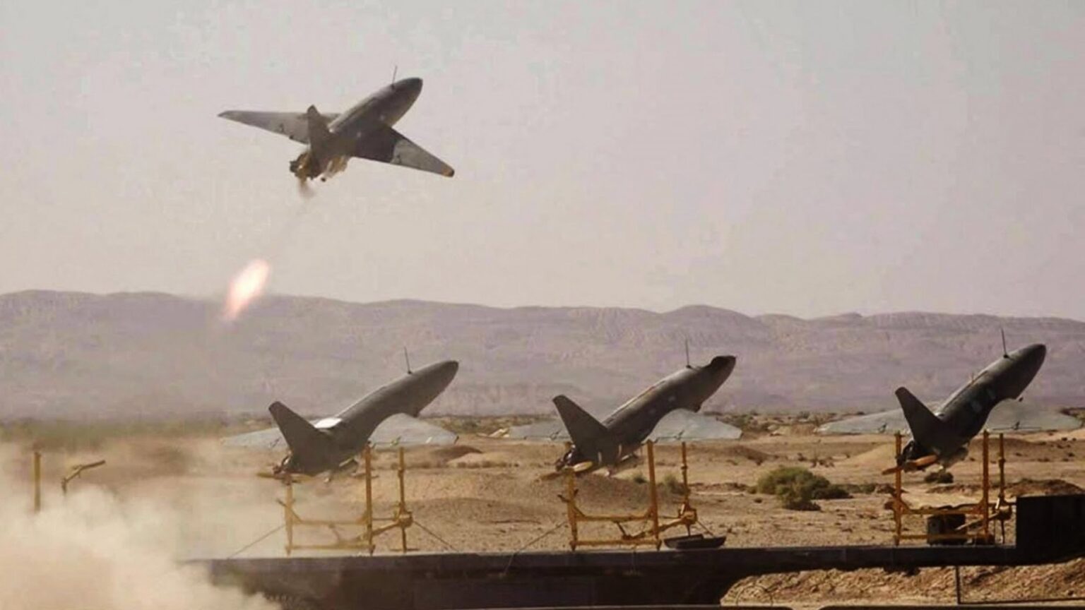 صورة أرشيفية وزعها مكتب الإعلام في الجيش الإيراني في 4 أكتوبر 2023 وتظهر طائرات بدون طيار محلية الصنع خلال تدريب عسكري في موقع غير معلن في إيران