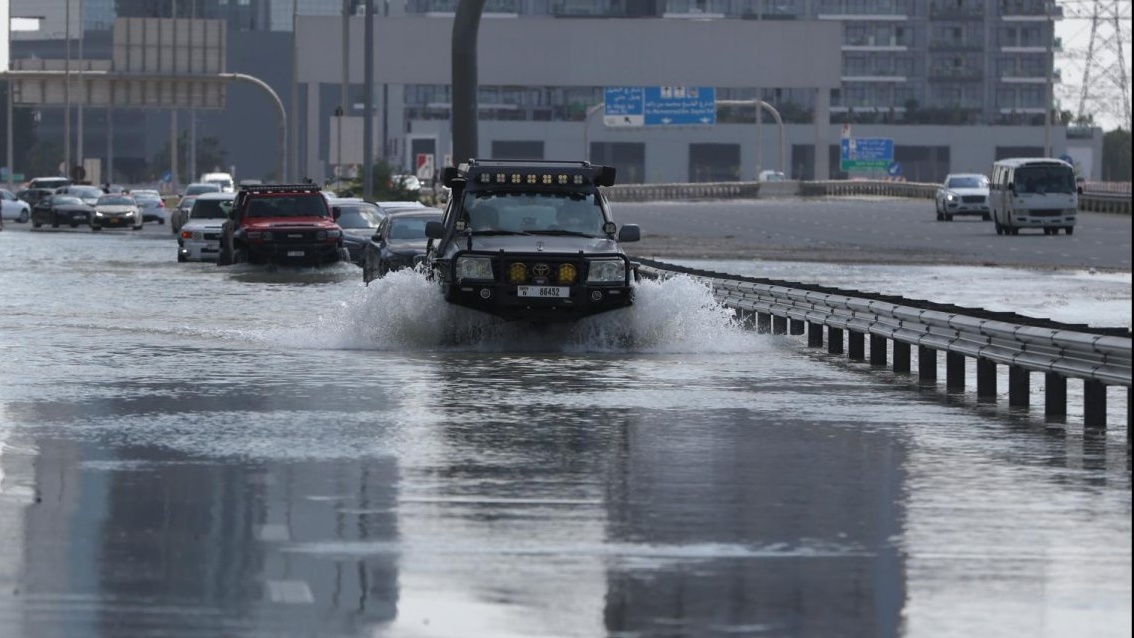 أمطار غزيرة وفيضانات في الإمارات 