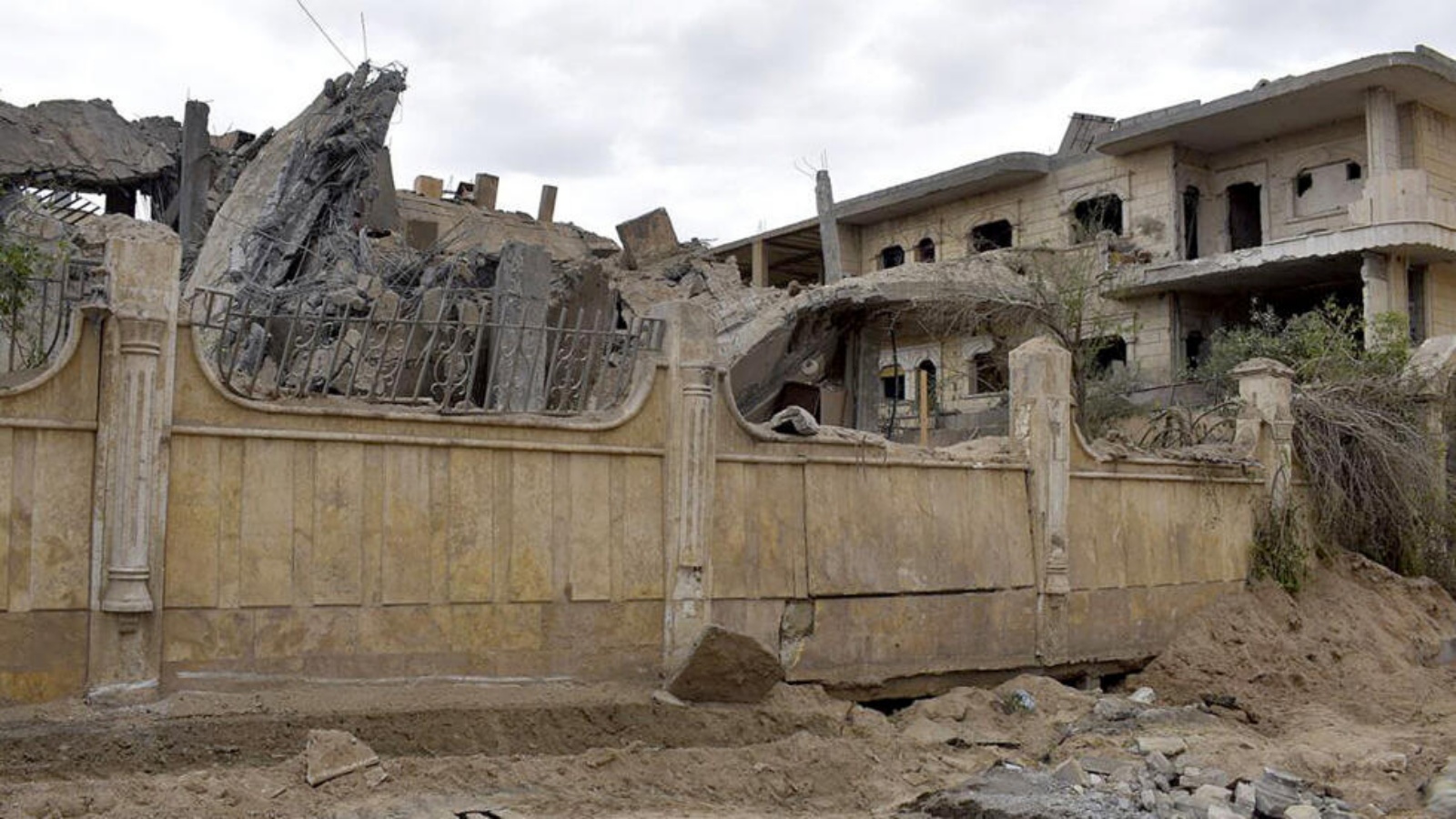 مبنى مدمرًا جراء غارة جوية في مدينة دير الزور بشرق سوريا. 26 آذار (مارس) 2024