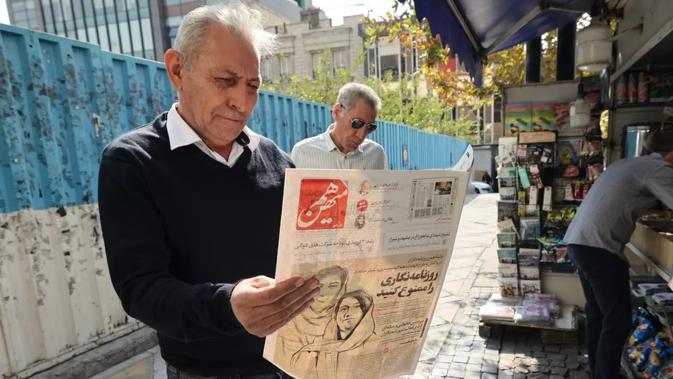 رجل يقرأ صحيفة تضم بيانًا صادرًا عن جمعية الصحفيين في طهران تنتقد احتجاز صحفيين اثنين يُزعم أنهما ساعدا في نشر قضية مهسا أمیني. 30 تشرين الأول (أكتوبر) 2022